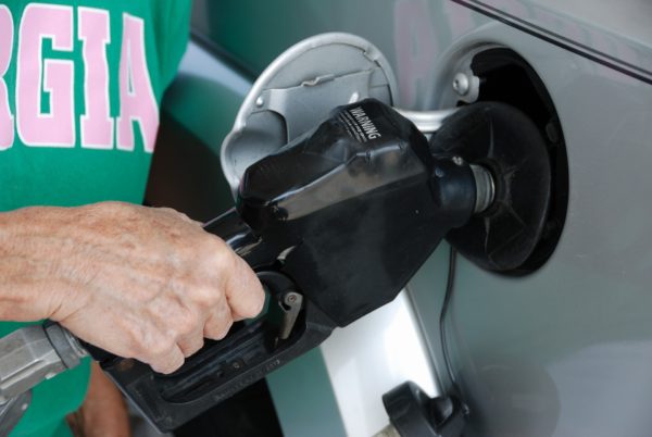 pumping-gas-1631638_1920-600x402
